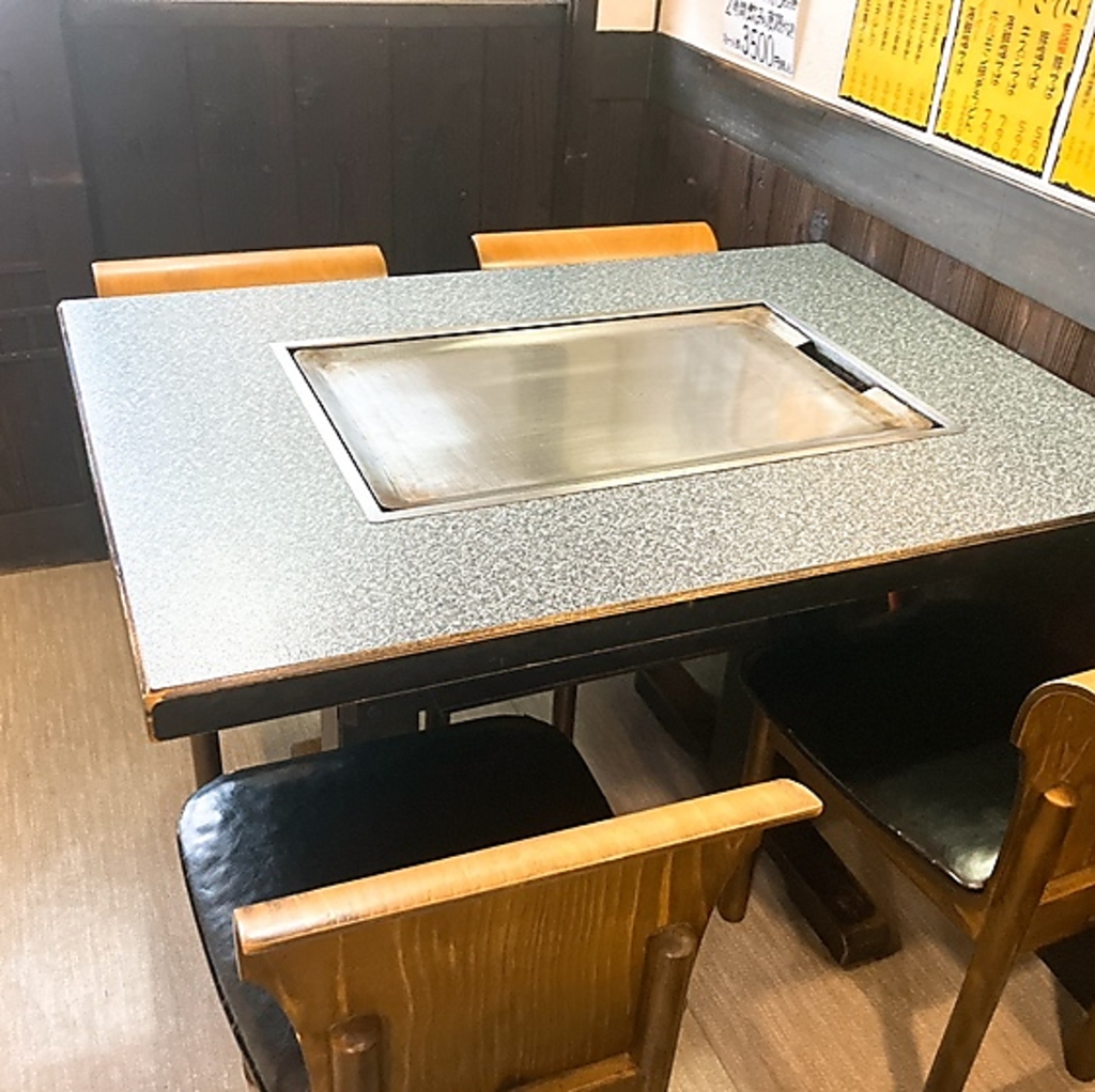 鉄板を囲んで、美味しいお食事をお楽しみいただけます！出来たて熱々の絶品料理をご堪能くださいませ
