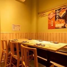 【テーブル席　4～6名様】ゆとりをもって使える6人掛けのテーブル席も2卓ございます。家族連れや友人グループでのお食事にも快適★楽しいひと時をお過ごしください！