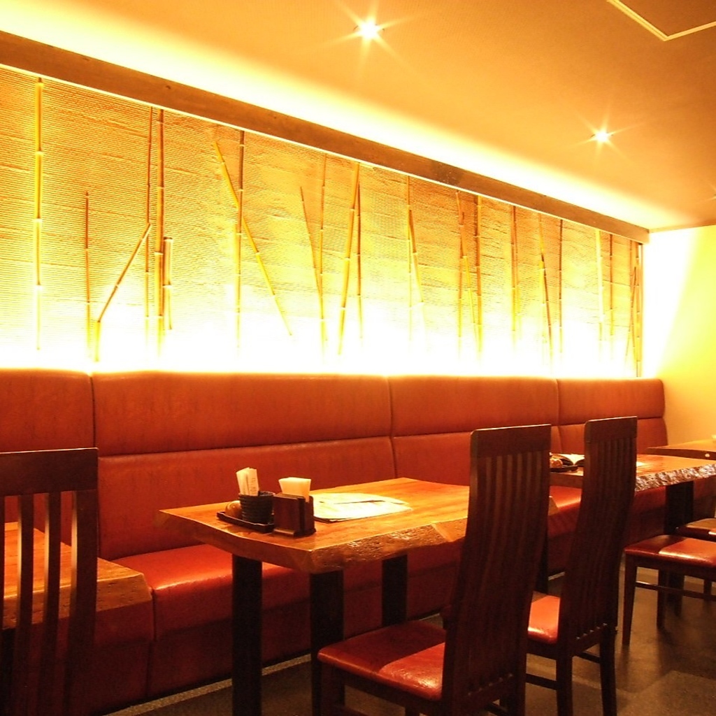 広々テーブル席はシーンを選ばず。ご家族・女子会・同窓会などにもお勧めです。