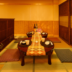 【4名様～女子会向けお席】扉付き完全個室でプライベートなお時間をお愉しみ頂けます♪プライベート個室は女子会・ママ会や合コン、誕生日のお祝いにもピッタリです！温もり溢れる寛ぎ空間でご宴会をお愉しみ下さい。