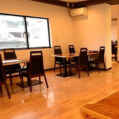 2～4名様での利用に最適なテーブル席を6卓ご用意。落ち着いた空間で、自慢の県産和牛を囲みながらゆったりとお食事をお楽しみいただけます。焼肉だけでもお気軽にご来店ください。ハーフサイズメニューも充実♪