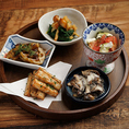 【素材を活かした小鉢を少しずつ、看板料理のおばんざい。】素材を活かした小鉢を少しずつ味わえるおすすめの『おばんざい5種盛り』。月替わりで内容を変えながら創作和食のひと工夫を楽しめます。彩りも良く、お酒に合わせる酒肴としてもおすすめです。