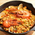 料理メニュー写真 【魚介の旨味が凝縮された贅沢な美味しさ！！】スキレットパエリア