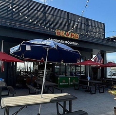 【屋外・テラス席：8名様×6卓】居心地抜群◎お店の前の人気のテラス席でご宴会を♪お店の前に広がるテラス席は、8名様×6卓のテーブルを備え、最大48名様までご利用可能です。天神エリア最大級のルーフトップならではの広々とした開放的な空間で、いつでもアメリカンな気分を気軽にお楽しみいただけます。