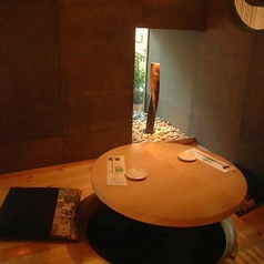 【連の間】2名様まで◇2名様でごゆっくりと楽しめる掘りごたつ席の個室です。カップルやご友人と落ち着いた雰囲気でお食事を楽しみたい方におすすめです。飾りすぎない落ち着きがある個室で、ゆっくりとお過ごしください。