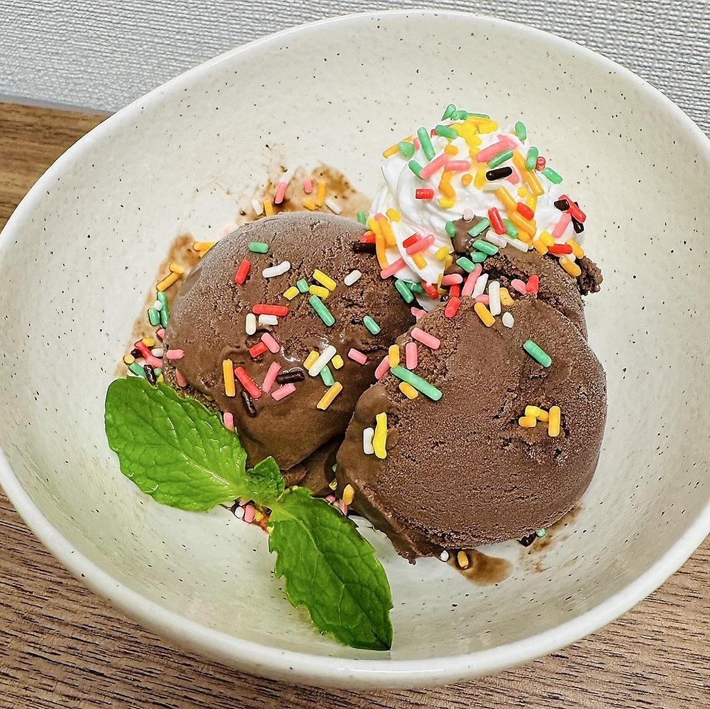 チョコアイスや自家製フレンチトースト、特製ココナッツプリンなど甘味も多彩に取り揃えております！