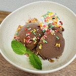 チョコアイスや自家製フレンチトースト、特製ココナッツプリンなど甘味も多彩に取り揃えております！