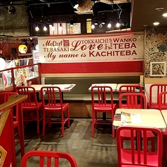 鮮やかな赤い椅子が印象的なテーブル席は、明るく楽しい雰囲気を演出します。友人や同僚と共に美味しい料理を囲みながら、心地よい会話に花が咲く空間です。カジュアルなデザインがリラックスした時間を提供します♪