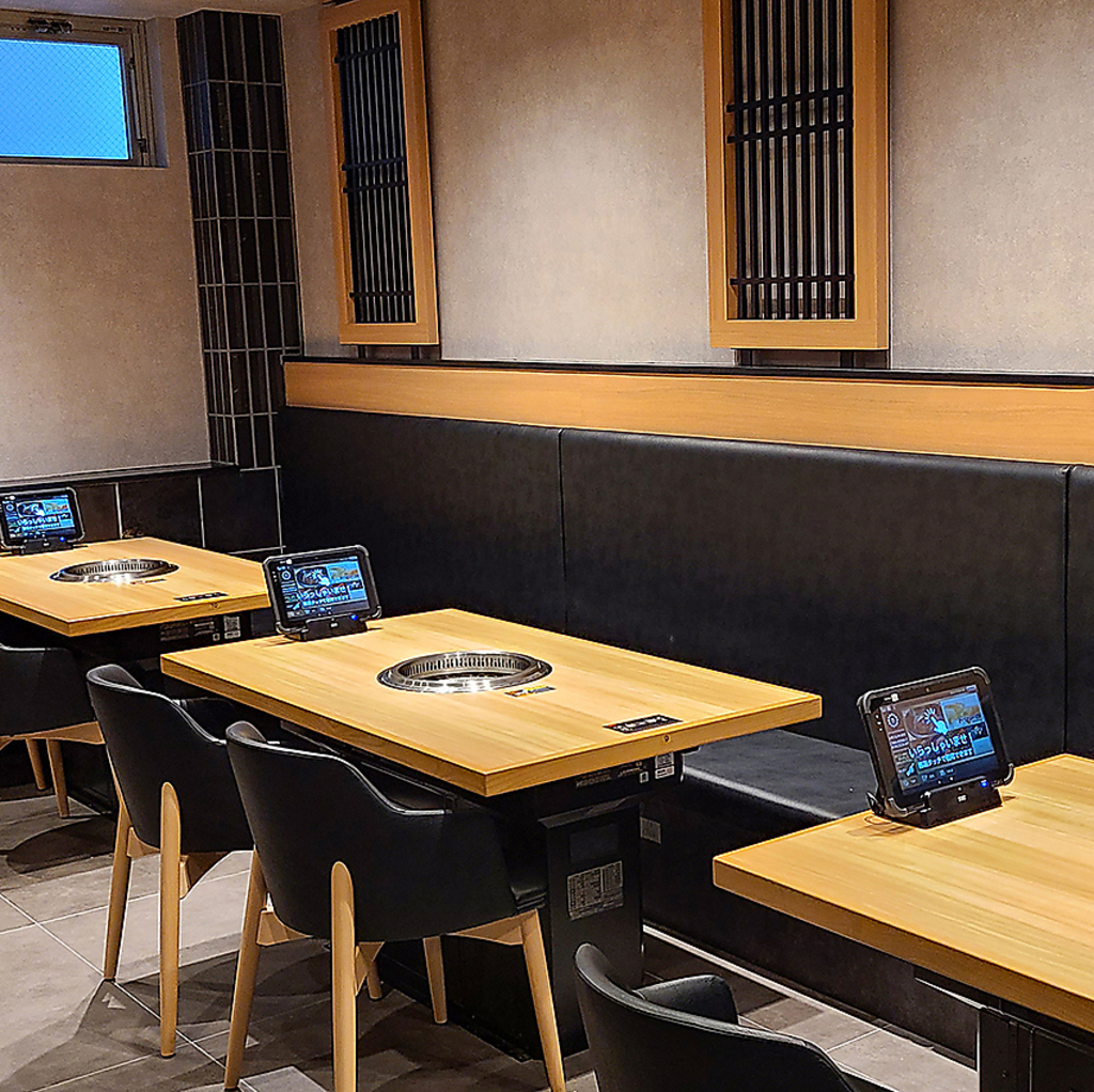 シックで落ち着いた雰囲気の店内が魅力。ご家族やご友人とのカジュアルな焼肉ディナーに最適です。