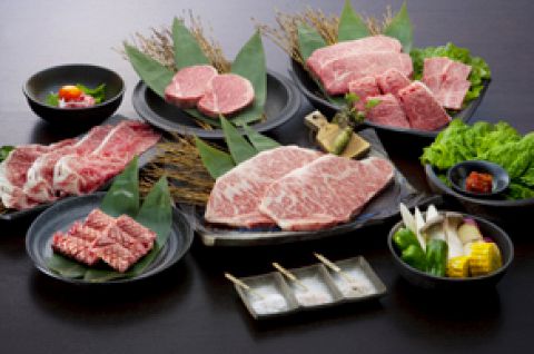 佐賀牛をメインに、牛肉だけで40種類ものメニューを取り揃える実力派の人気店。