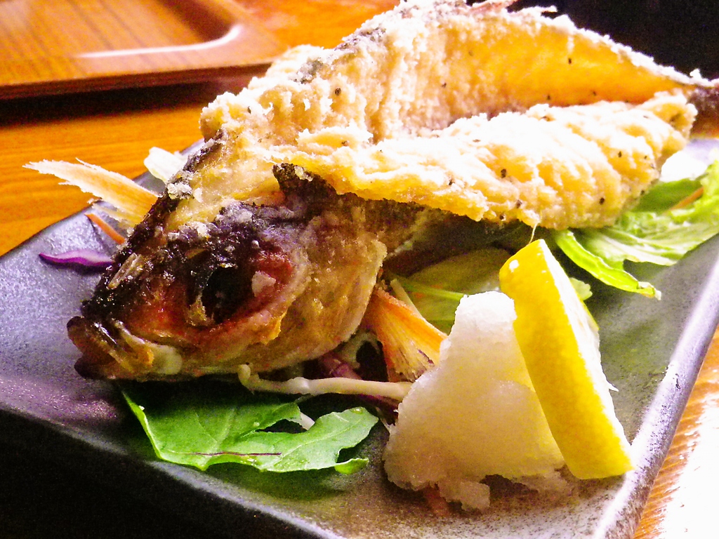 地元漁業から毎日仕入れた新鮮な魚を使用！グルグンの唐揚げは人気のひと品。