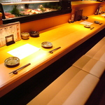 カウンター席は意外に広々、デートにもご利用いただけます。