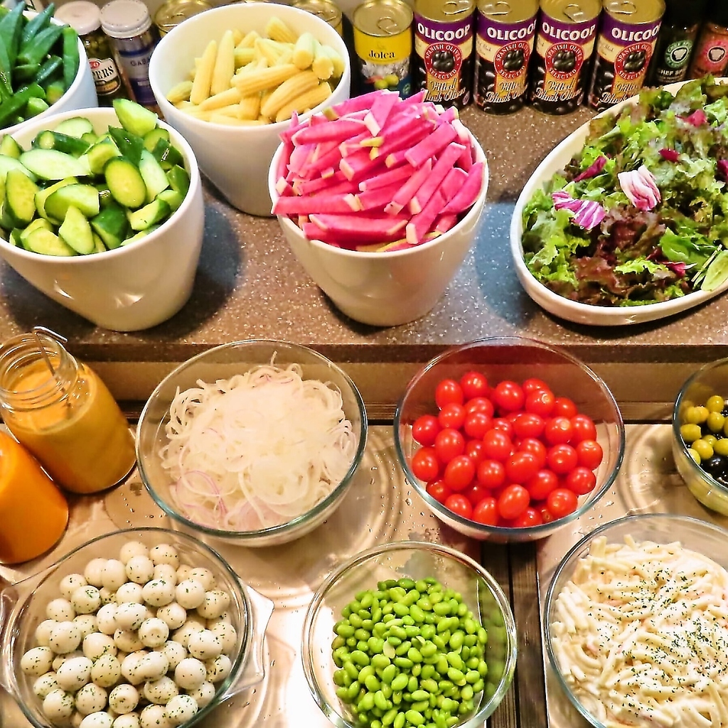 新鮮サラダバーも食べ放題！特製煮込カレー.女性やお子様に大人気の6棲のアイスクリームも食べ放題♪