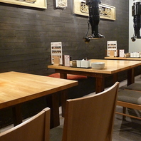 落ち着いた空間で楽しむ自慢の鶏料理とリラックスタイム