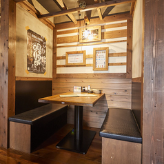 情緒溢れるテーブル席。テーブル席も掘りごたつ席も、みんなでワイワイ盛り上がれる空間設計。