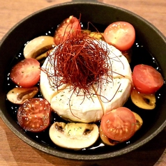 新作！カマンベールのアヒージョの写真