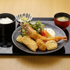じゃんぼエビフライとミックスフライ定食