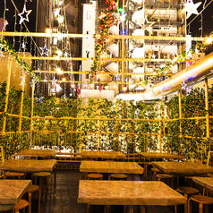 心地よい夜風と炭の香りが融け合う開放的なテラス席は、上野の街並みを望む特等空間。遠赤外線でふっくら焼き上がる鹿児島A5黒毛和牛や壺漬けホルモンを、無煙ロースターで匂いを気にせず堪能。夜は提灯の灯りが優しく揺れ、昼は青空と緑に包まれ夜景も満喫。最大20名様まで対応可能。