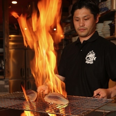 総席数112席の活気あふれる空間。カウンター席では、豪快な藁焼きや職人が焼き上げる原始焼きの臨場感あふれるパフォーマンスをお楽しみいただけます。お食事からご宴会まで幅広いシーンに対応可能です。お一人様も大歓迎!お気軽にご来店下さい♪