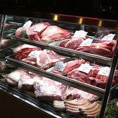肉のマーケット　焼きあがる前のお肉を見ることができ、食欲増殖！！