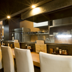 目の前で丹念に調理しているスタッフの姿を見ながら、お食事できます。仕事帰りにサックと♪