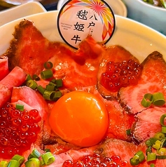 贅沢コラボ！牛肉とイクラの乱れ丼の写真