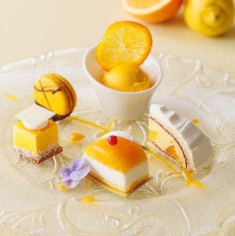 ホテルの中庭を見下ろすカフェラウンジ。ゆったりとコーヒータイムをお過ごしください