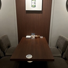 広々としたテーブル席は、4名様までご利用可能です♪友人との食事や少人数の集まりにぴったり。