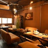 ゆったりくつろげるソファ席は宴会や女子会にもぴったり!落ち着いた照明と心地よい空間で、お料理を囲みながら楽しいひとときをお過ごしください。大人数でもゆったり座れる人気席です。