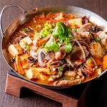 旨辛のスープに具材がたっぷり。肉と野菜のハーモニーが楽しめる贅沢な鍋です。心も体も温まります！