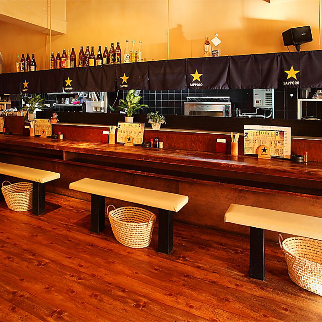 広々と寛げるカウンター席。会社帰りにサクっと1杯いかがですか？
