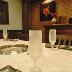 【上質な空間・洋個室】完全個室のプライベートな空間でお食事をお楽しみいただけます。2名様からご利用いただけますので、記念日や特別なシーンにピッタリのお席です。