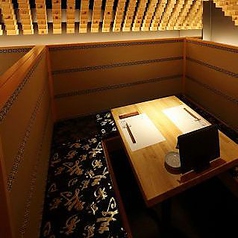 【ボックス席】半個室風のテーブル席です。デートにおすすめで2名様に人気のお席となっております。間接照明灯る大人な空間で、素材にこだわった和食と日本酒をお楽しみください。