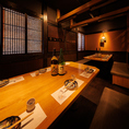 和の趣き溢れる店内は大人の為の落ち着いた雰囲気となっております。2Fフロアは70名様までの貸切可能！横浜での接待や女子会、合コンなど各種宴会に最適なプライベート個室空間♪お得な宴会コースプランもご予算に合わせて3500円~ご用意。誕生日や記念日にお得なサプライズ特典もご用意しております。