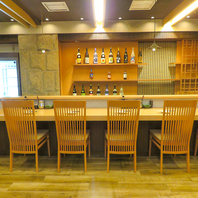 しっぽりとカウンターでお酒とおつまみに酔いしれて…