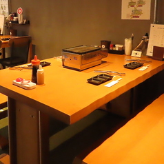 当店には、4名様掛けのテーブル席が6つございます。落ち着いた雰囲気の中で、友人との集まりはもちろん、デート利用にもぴったりです。ゆったりとしたスペースで、特別な時間を大切な人と共に過ごすことができます。美味しいラム肉やドリンクを楽しみながら、心地よい会話に花を咲かせてください。