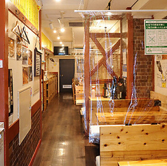 ゆったりと配置されたテーブル席は、お食事や会話をゆっくり楽しみたい方に最適◎友人との飲み会や仕事仲間との食事など、様々なシーンでご利用いただけます。温かい照明が心地よい空間を演出します！