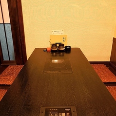 【掘りごたつ席｜4名様×5室】気軽なご友人同士のお食事会や女子会にもおすすめ！4名様までの少人数でご利用いただける掘りごたつ個室です。周囲を気にせず、足をおろしてゆっくりとご歓談いただけます。粋な和の空間でふぐ好きの方をおもてなしする特別なひとときにおすすめです。