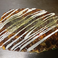 ふんわり生地 × 香ばしいキャベツの焼きたてお好み焼きの写真