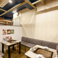 女性に人気のゆったり落ち着けるテーブルソファ席は2名～ご利用可能。各テーブルソファ席にはコロナでも安心の仕切り有！隣の方も気にせずごゆっくりとご飲食をお楽しみ頂けます。こんなご時世だからこそ当店から元気を発信♪アットホームな雰囲気が人気の秘訣！美味しいもんじゃを囲んで至福のひとときをお愉しみ下さい...