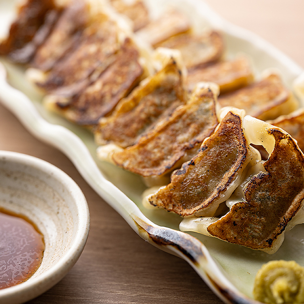 外はパリッ、中はジューシー！博多名物ひとくち餃子は、パクパクいけるサイズ感でビールと相性抜群。