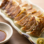 外はパリッ、中はジューシー！博多名物ひとくち餃子は、パクパクいけるサイズ感でビールと相性抜群。