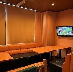 ソファー席ではSwitchで遊ぶことも可能！大型スクリーンを使用しての貸切も可能です！