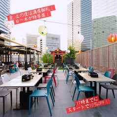 【この広さ、想像以上】ゆったり配置されたテーブルと大きな通路。ストレスフリーで楽しめる屋上空間です。