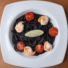 ライム香るエビとトマトの黒パスタ