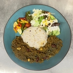 ナスとトマトがごろっと入ったカレーや、挽き肉＆ビーンズたっぷりのキーマカレーはスパイス香る逸品