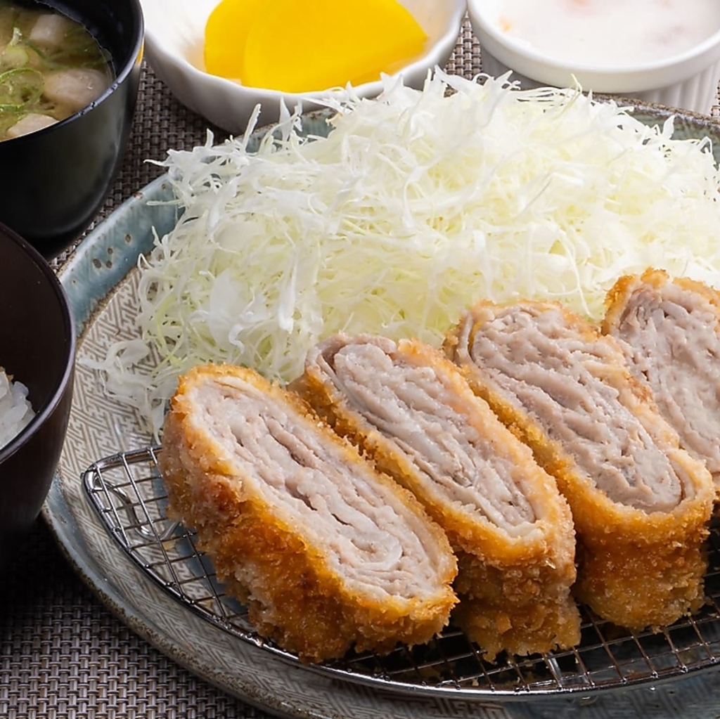ミルフィーユカツは、見た目にも満足する逸品◎ぜひご注文いただき、カツの味わいをご堪能ください！