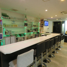 店員さんとワイワイしながらお酒をお飲み出来ます♪