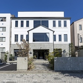 店舗敷地内に専用の駐車場を完備しておりますので、お車でのご来店も大変便利です。遠方からお越しの方や、ご家族でのお出かけの際も、駐車場の心配をすることなく安心してお越しいただけます。ランチやカフェタイム、大切な方とのディナーなど、様々なシーンでお車を使って気軽にお立ち寄りください。