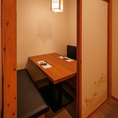 ２名～４名の隠れ個室ご利用できます！ダウンライトがほんのり照らす個室空間で静かな店内なので、デートや女子会、記念日などに最適です！周りを気にすることなくゆっくりと寛げます♪